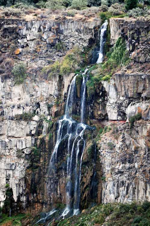 watertrinkle down gorge wall